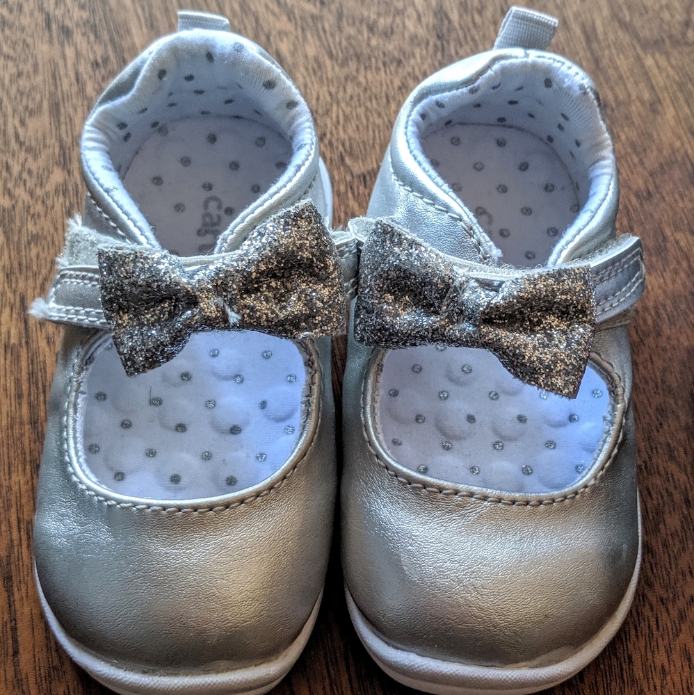 Never been worn silver bow shoes sz 3.5